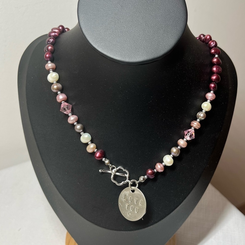 Unique LOVE YOU handmade Pearl Necklace stamped Pendant
TOGGLE CLASP
LIKE NEW